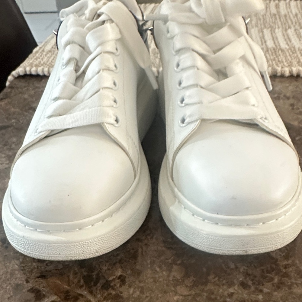 Alexander Mcqueen mens leather sneakers with Stud Details - Picture 5 of 10